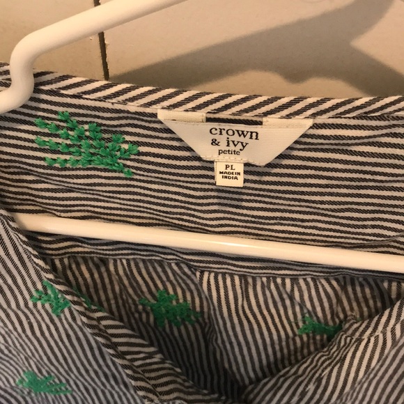 Crown and Ivy Blouse - Picture 2 of 3